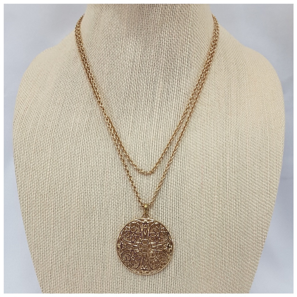 Goldtone Oversized Pendent On Rope Style Chain
